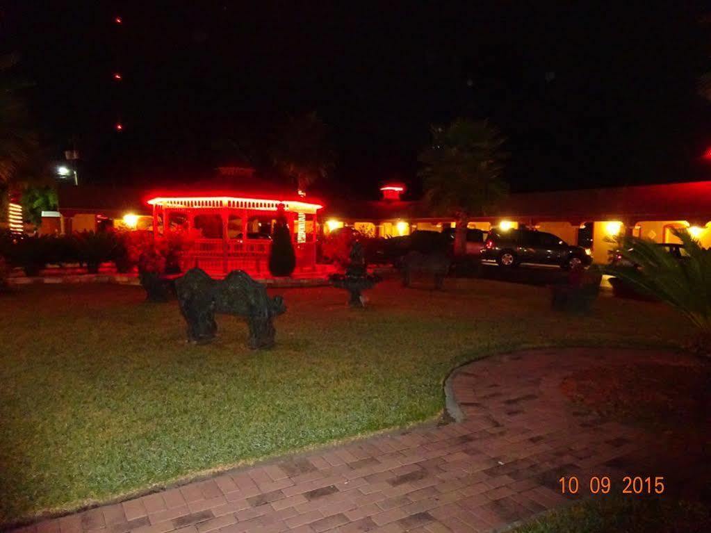 Deluxe Inn - Саванна Экстерьер фото